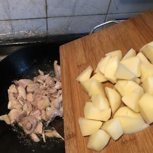 土豆鸡腿的做法 步骤4