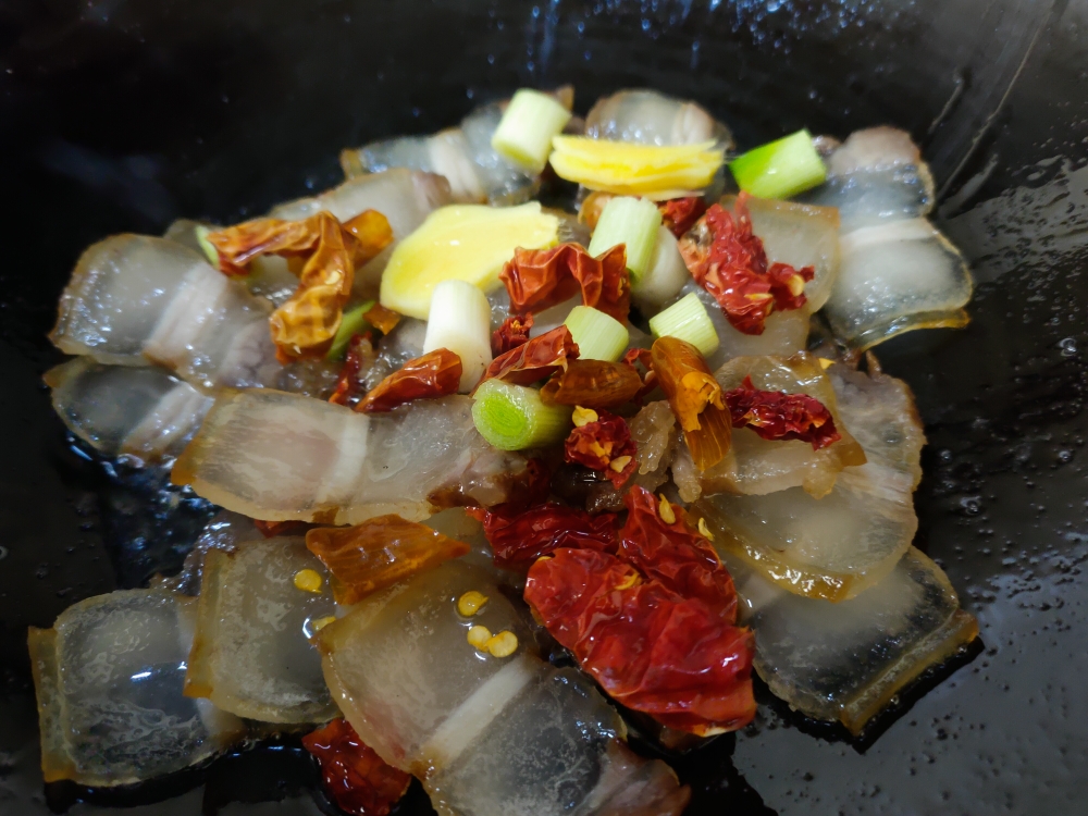 超级下饭的一道菜蒜苔炒风干腊肉的做法 步骤4
