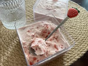 草莓奶油冰淇淋（无冰淇淋机）的做法 步骤10