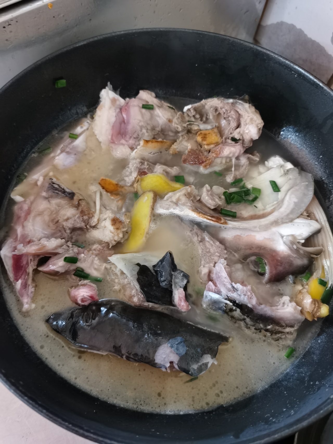 铁锅炖鱼头的做法 步骤3