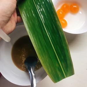 蛋黄鲜肉粽/紫米豆沙粽的做法 步骤2