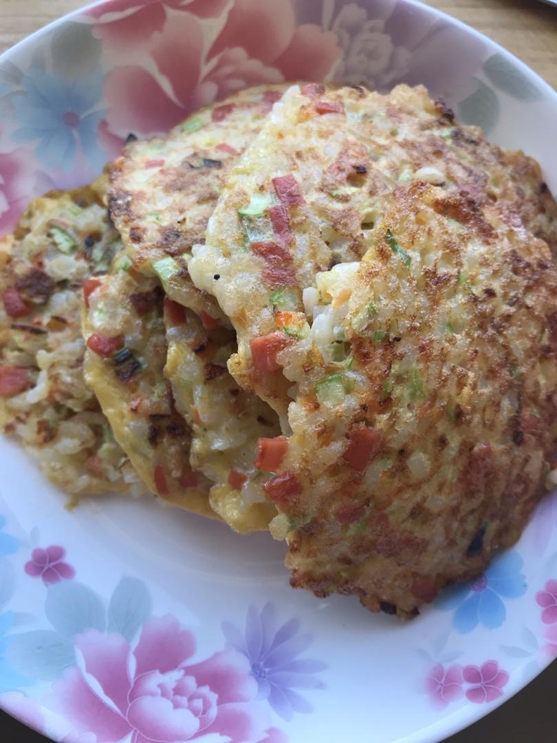 早餐蛋饼，解决剩米饭的好方法，食材随意味道超赞👍