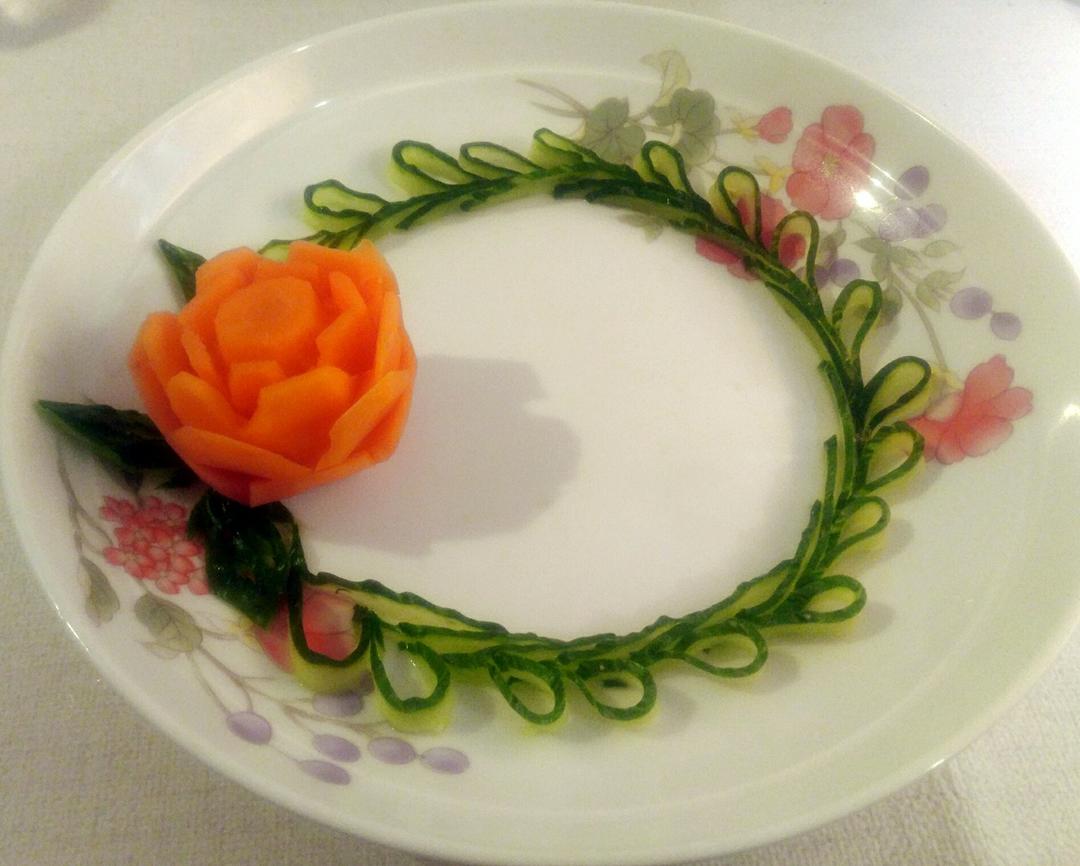 吴茂杰做的简单美丽的盘饰(3)——雕刻花的围边与叶子