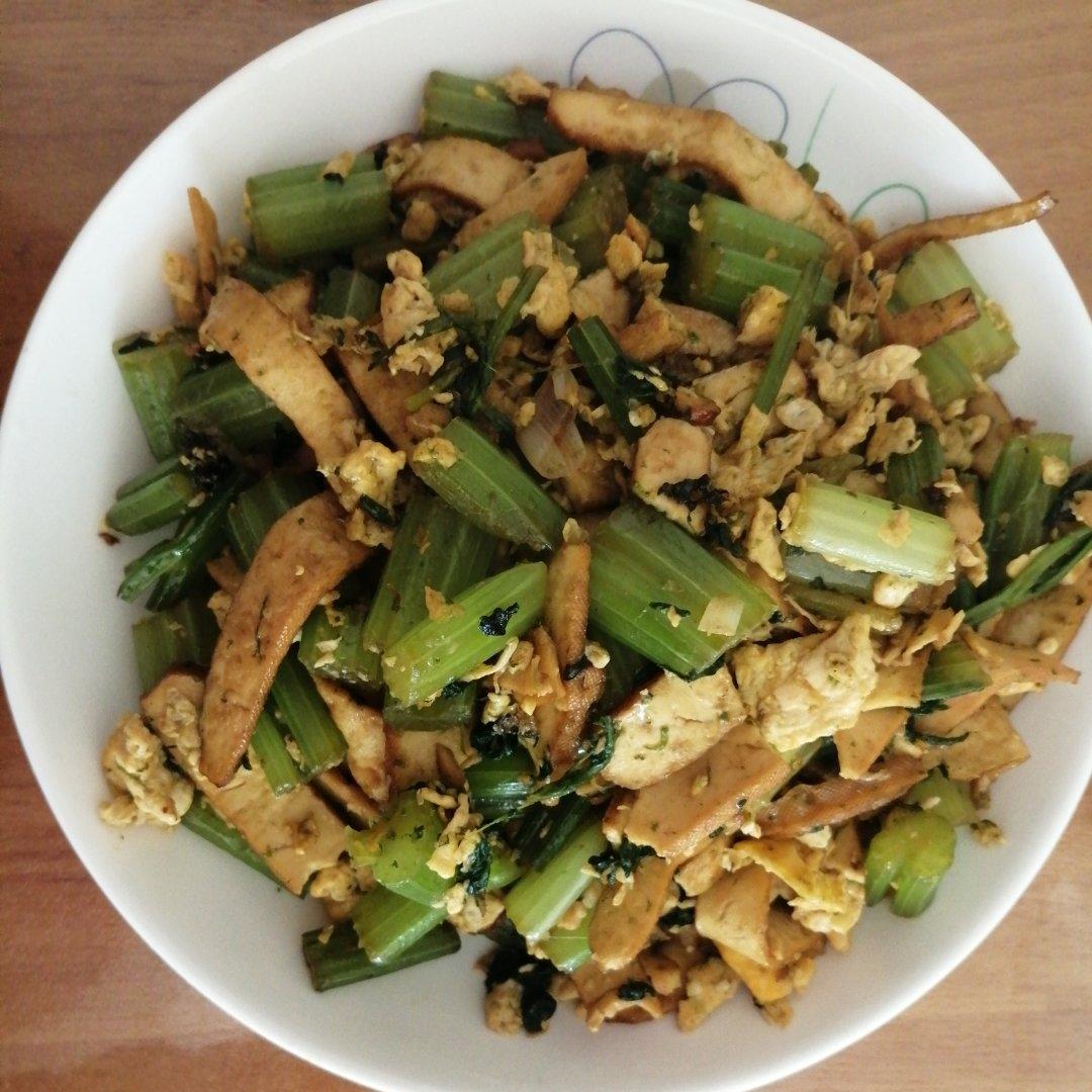 香干芹菜炒鸡蛋