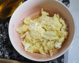 洋葱木耳炒鸡蛋的做法 步骤4