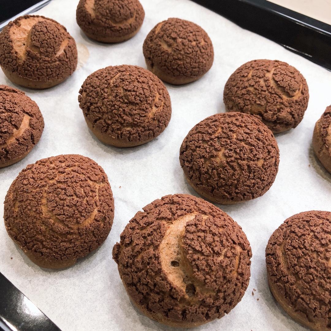 小小的樱桃子做的巧克力酥皮泡芙