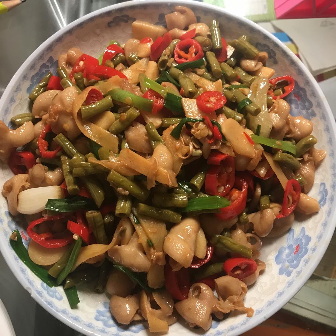 酸菜辣椒炒肥肠