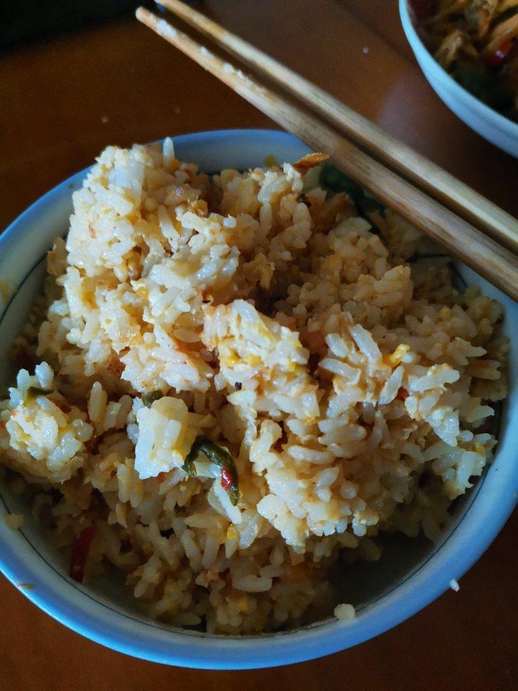 蛋炒饭不要只放鸡蛋了，加点老干妈，生抽耗油都不需要了，香喷喷