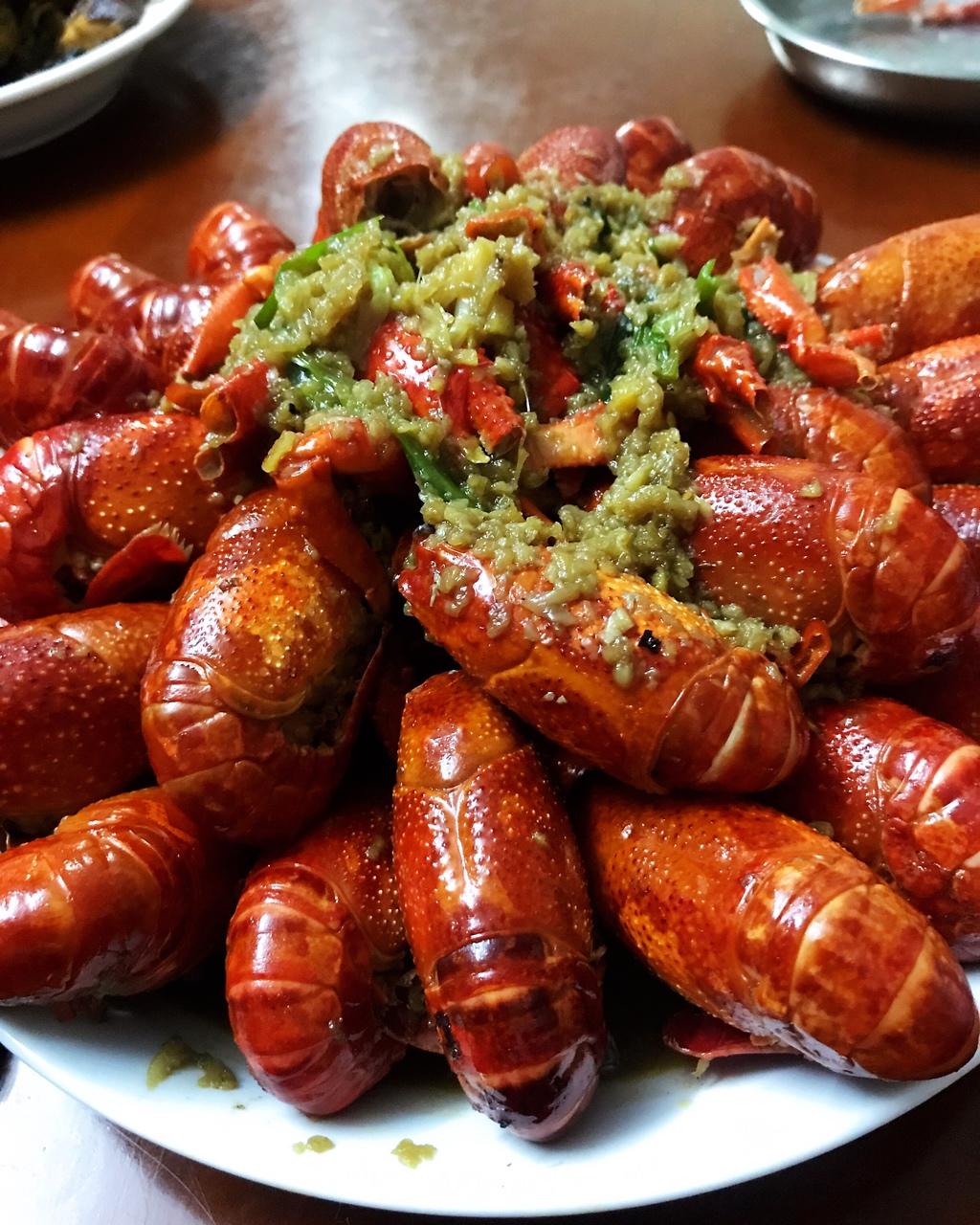 蒜香 蒜蓉小龙虾 ching_做的蒜蓉小龙虾小龙虾,大蒜头,啤酒,红辣椒,姜