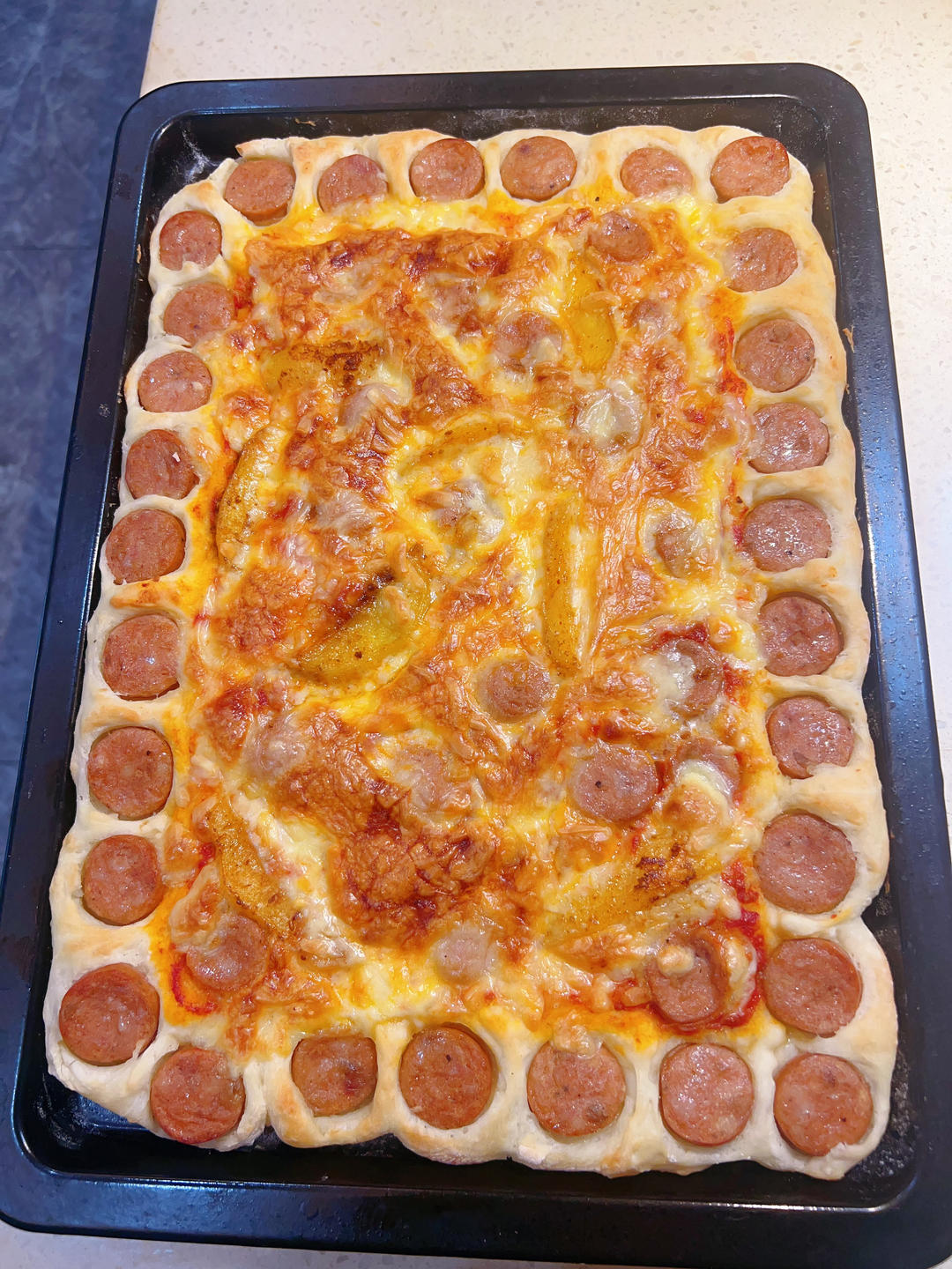 在家也能轻松做出米其林口感的肉肠卷边披萨