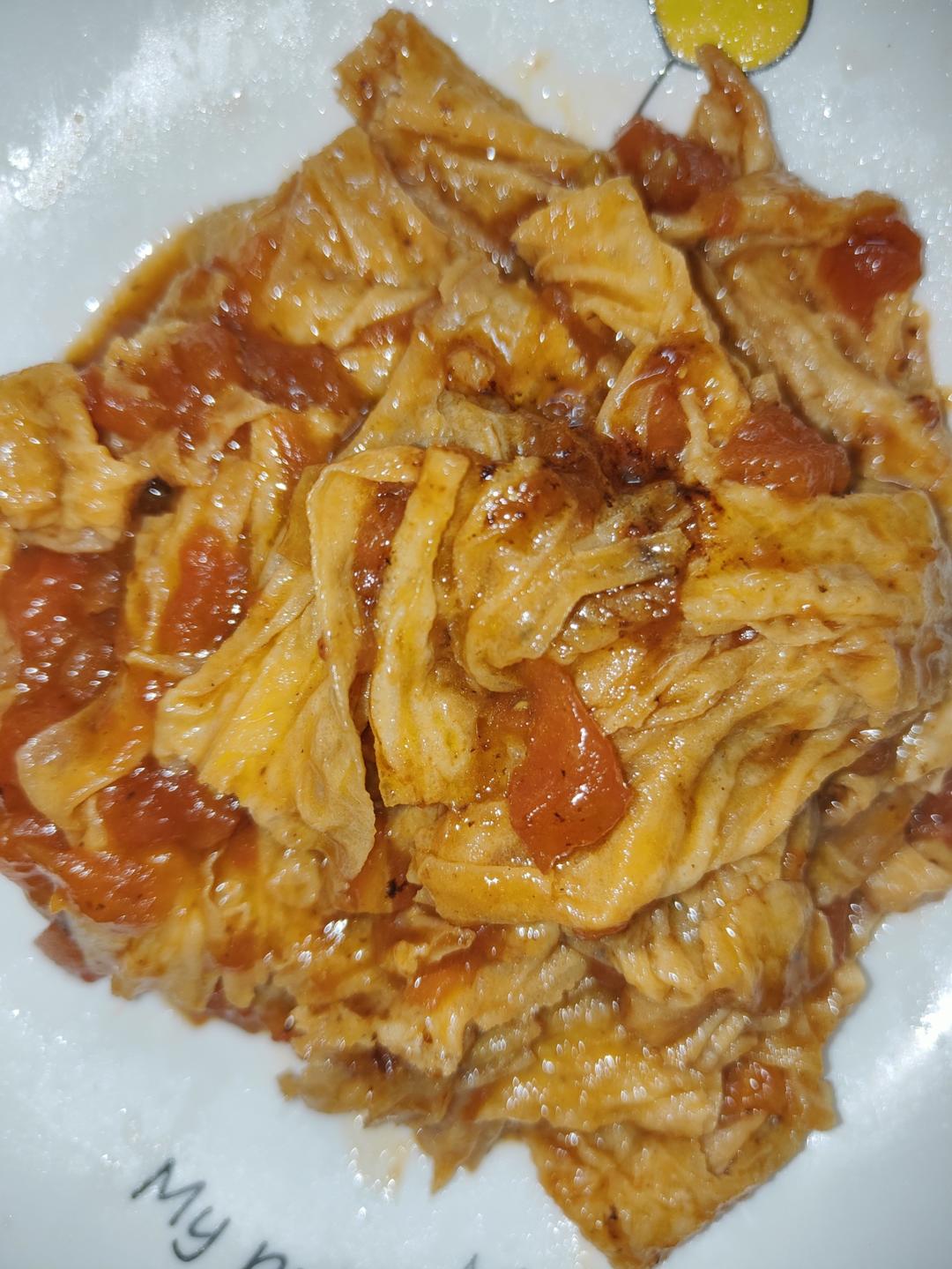 喜欢清淡，不爱吃肉可以这样做，腐皮肉卷，加上番茄汁酸酸甜甜很开胃。