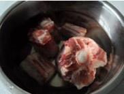 番茄藜麦酸黄瓜牛尾汤的做法 步骤5