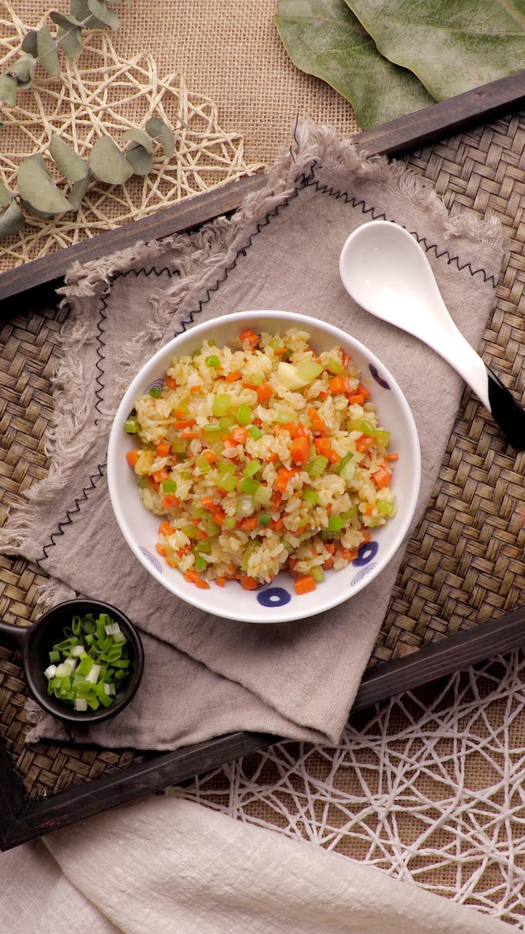 芹菜胡萝卜炒饭的做法