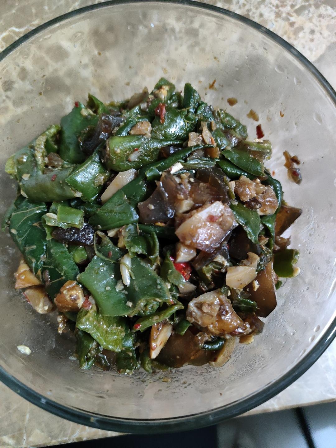 每个人都可以下三碗饭的辣椒擂皮蛋