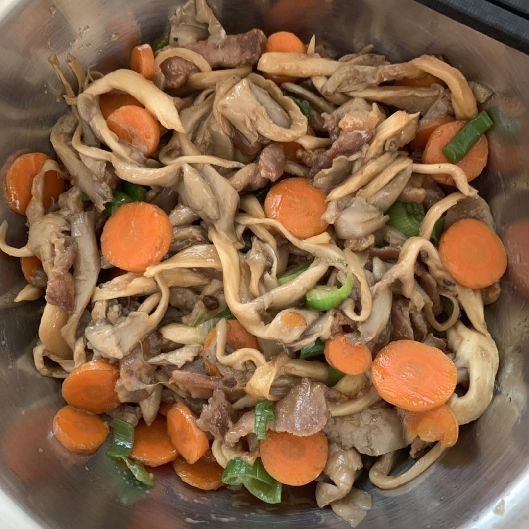 好吃营养的蘑菇胡萝卜炒鸡胸肉