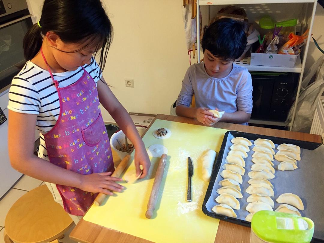 和女儿们一起烧菜