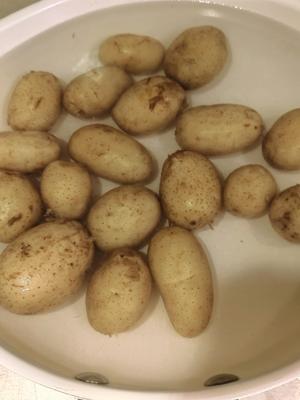 葱香椒盐小土豆的做法 步骤1