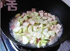 丝瓜烩豆腐的做法 步骤3