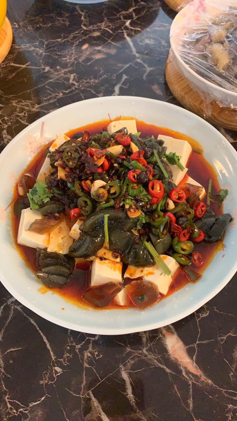 皮蛋拌豆腐（无葱老干妈版本）的做法