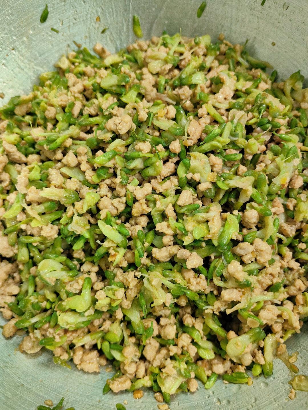 这才是槐花酱肉包的地道做法，酱香肉香浓郁，大厨教你详细配方