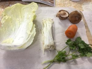 微波炉白菜香菇胡萝卜金针菇（一个月快手午餐No.4）的做法 步骤1