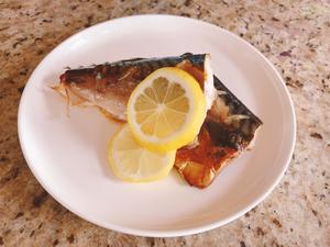 和日本友人学来的盐烤秋刀鱼的做法 步骤3
