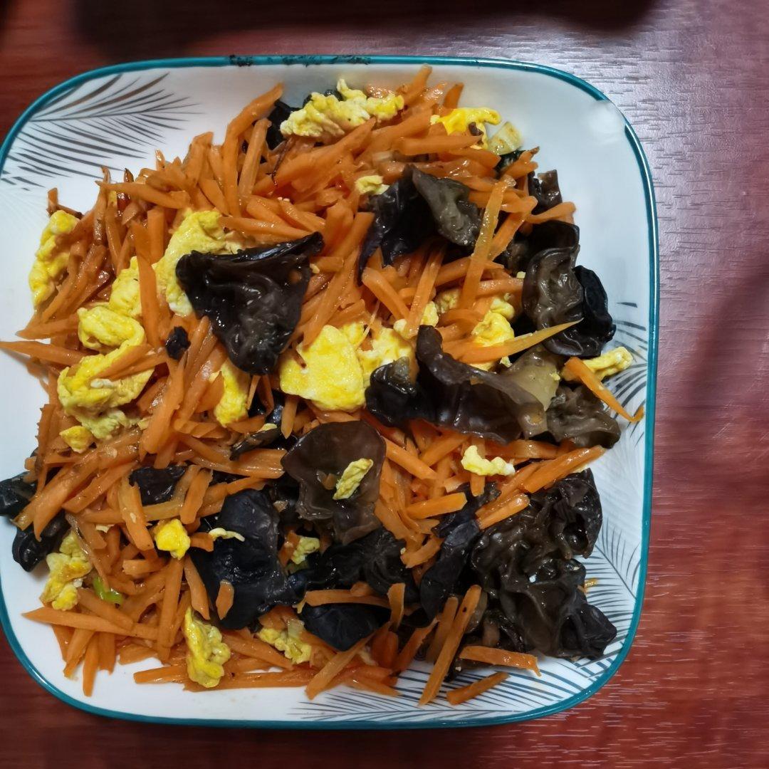 巨好吃的木耳红萝卜炒鸡蛋