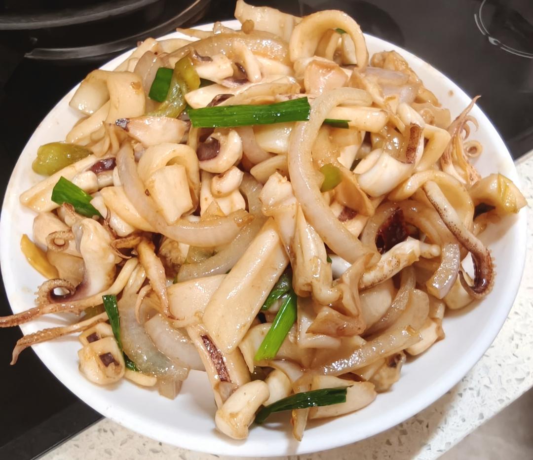 爆炒鱿鱼须，加上这一步，可以与铁板鱿鱼媲美