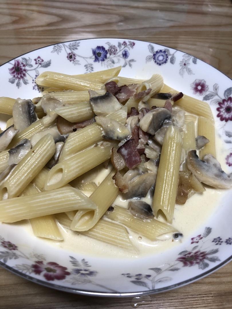 奶油蘑菇培根意面