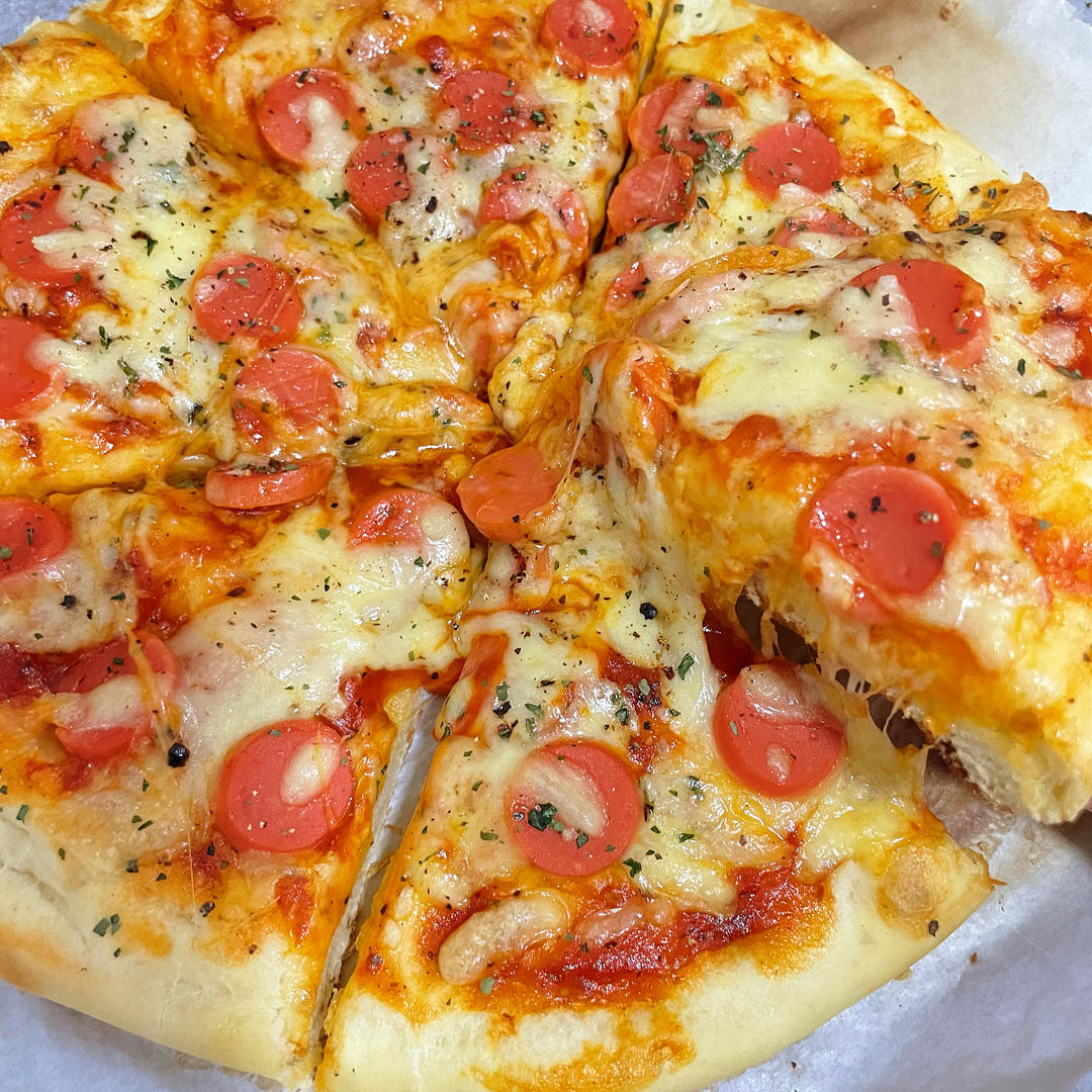 含宣软饼皮做法、自己在家也能做出馅料十足、超拉丝的美味诱人披萨