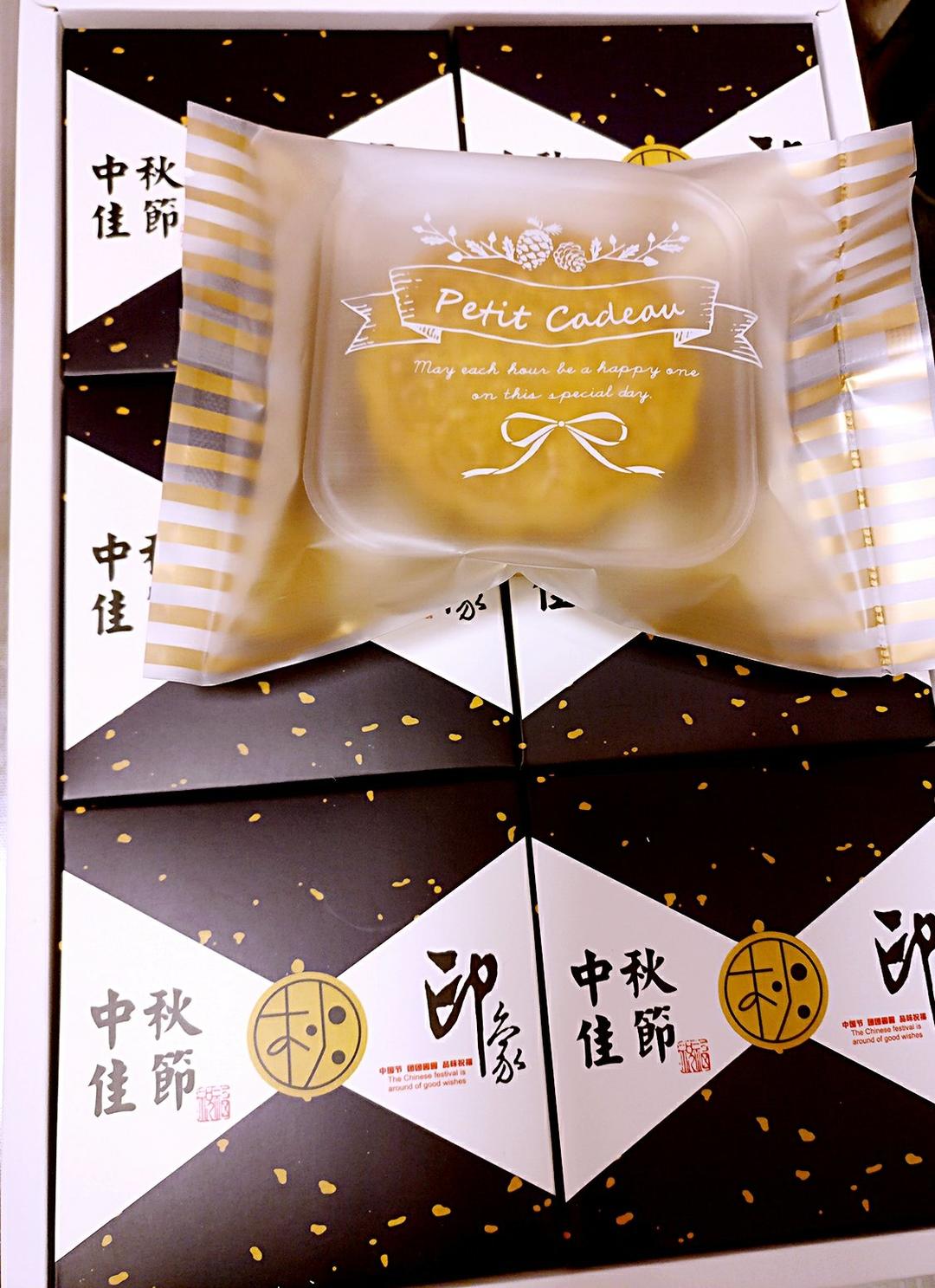 广式月饼—蛋黄莲蓉月饼