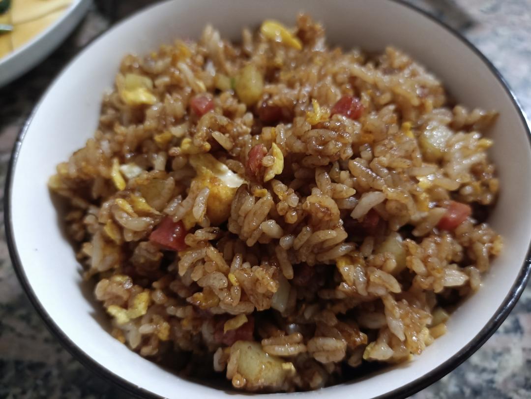 邻居抢着来我家吃土豆香肠炒饭，原来这么香！