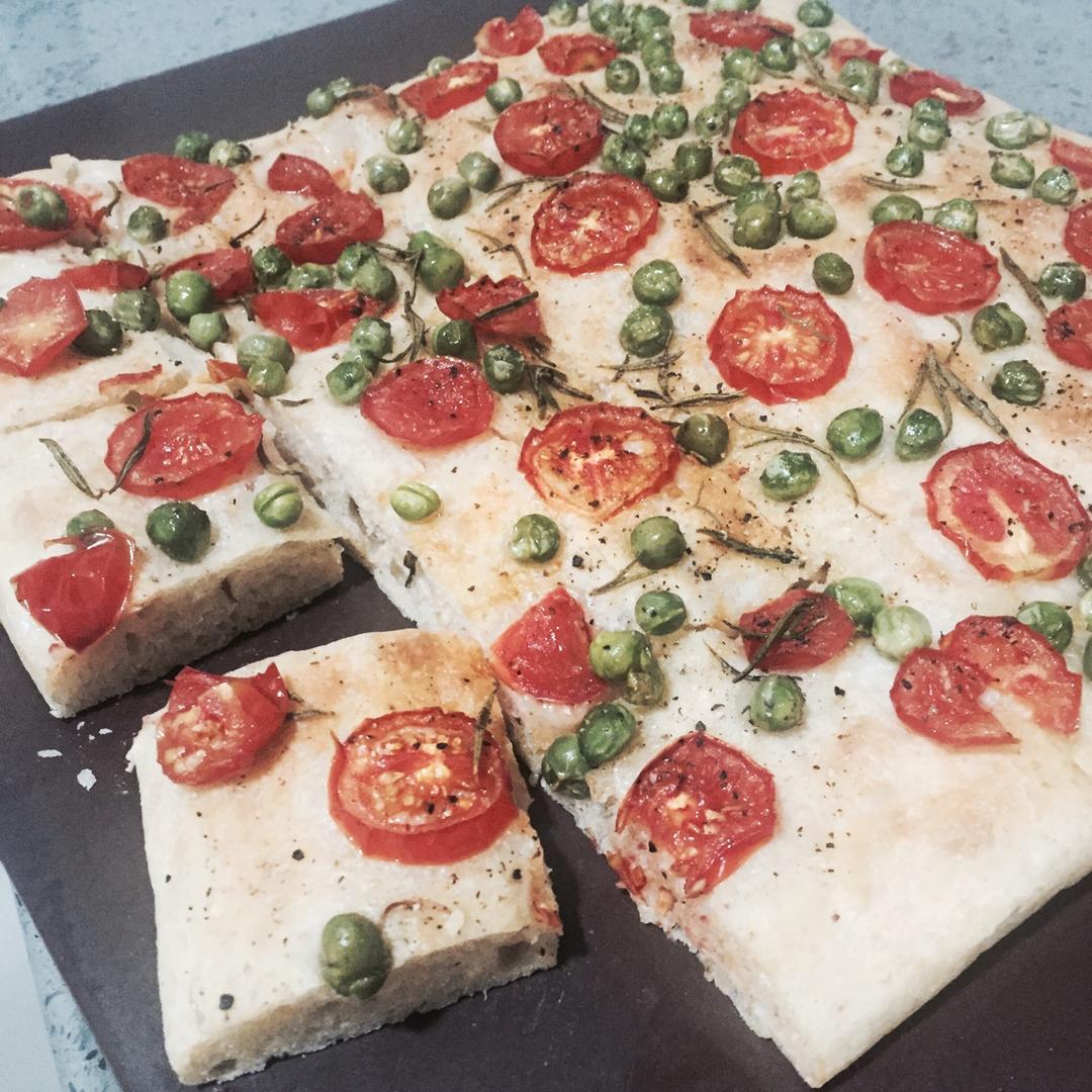 迷迭香番茄青豆佛卡夏Focaccia layered with rosemary tomatoes&peas——北鼎烤箱食谱