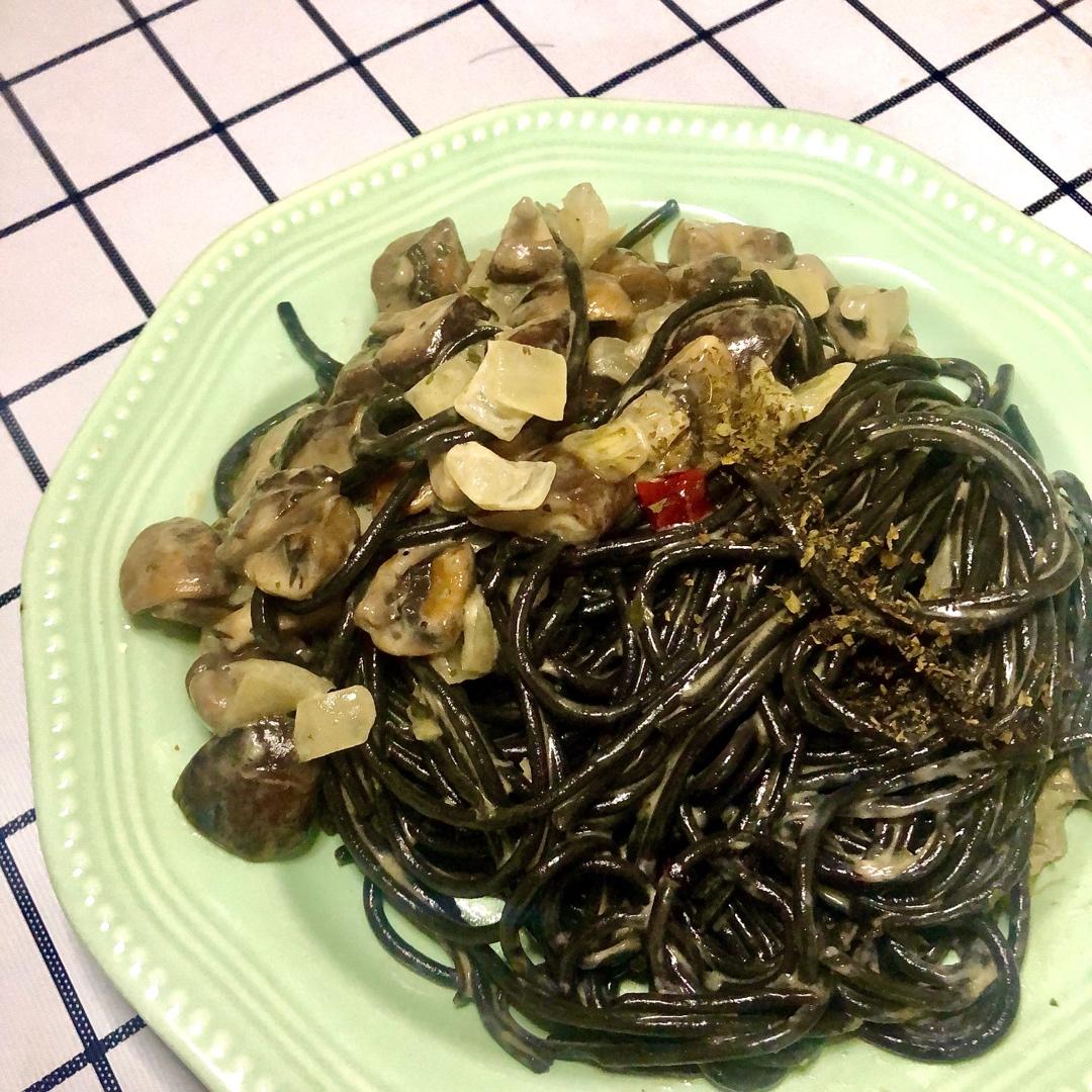 奶油蘑菇墨鱼意面