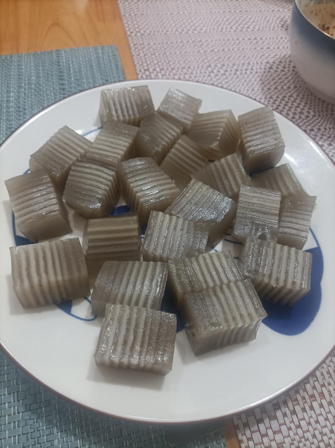 把红薯粉放锅里蒸一蒸，出锅就成福建特色美食，这做法第一次见