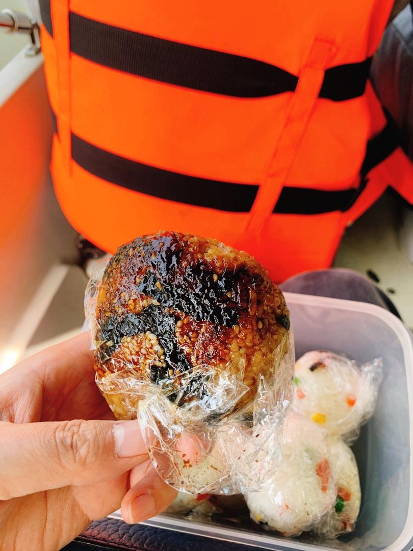 剩米饭的神仙吃法，肉松酱油烤饭团，平底锅就能做哦～