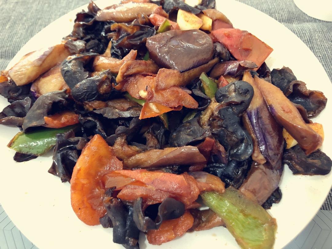 望熟做的西红柿木耳炒茄子