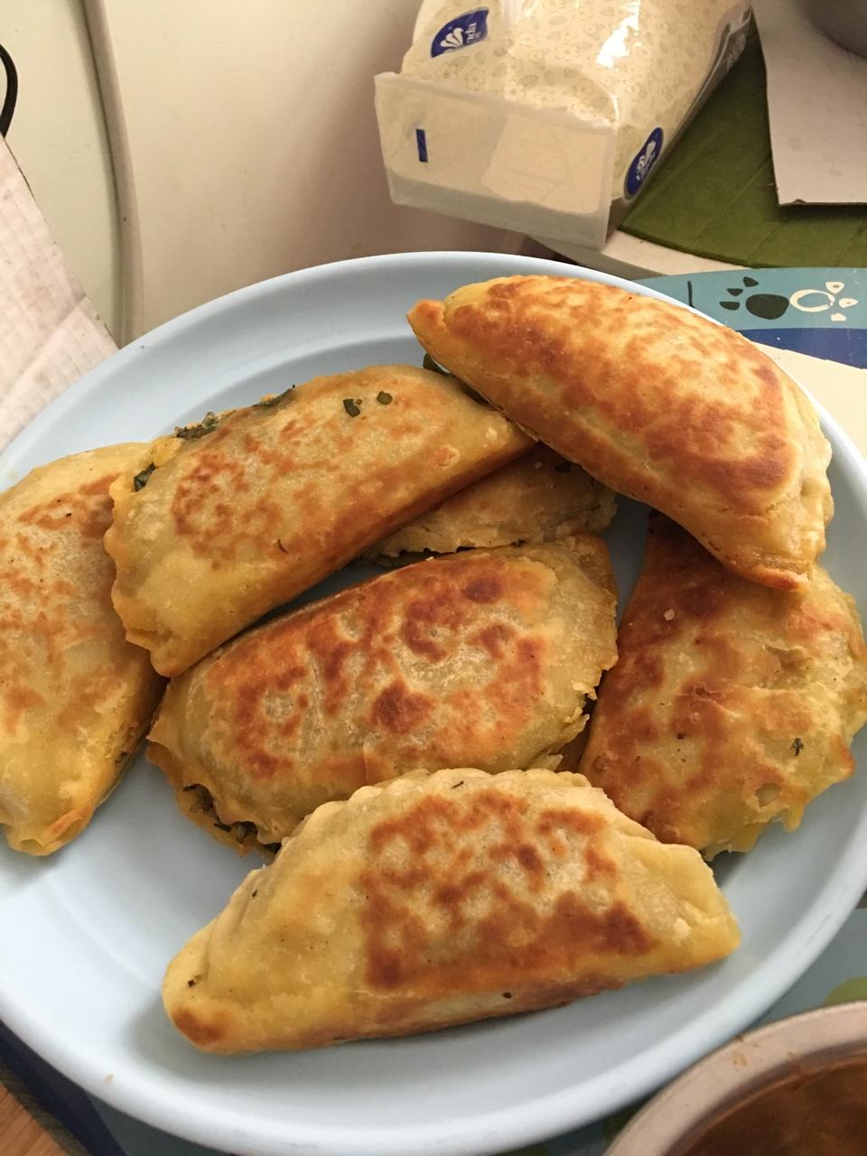 忙碌厨青年做的马齿苋菜盒