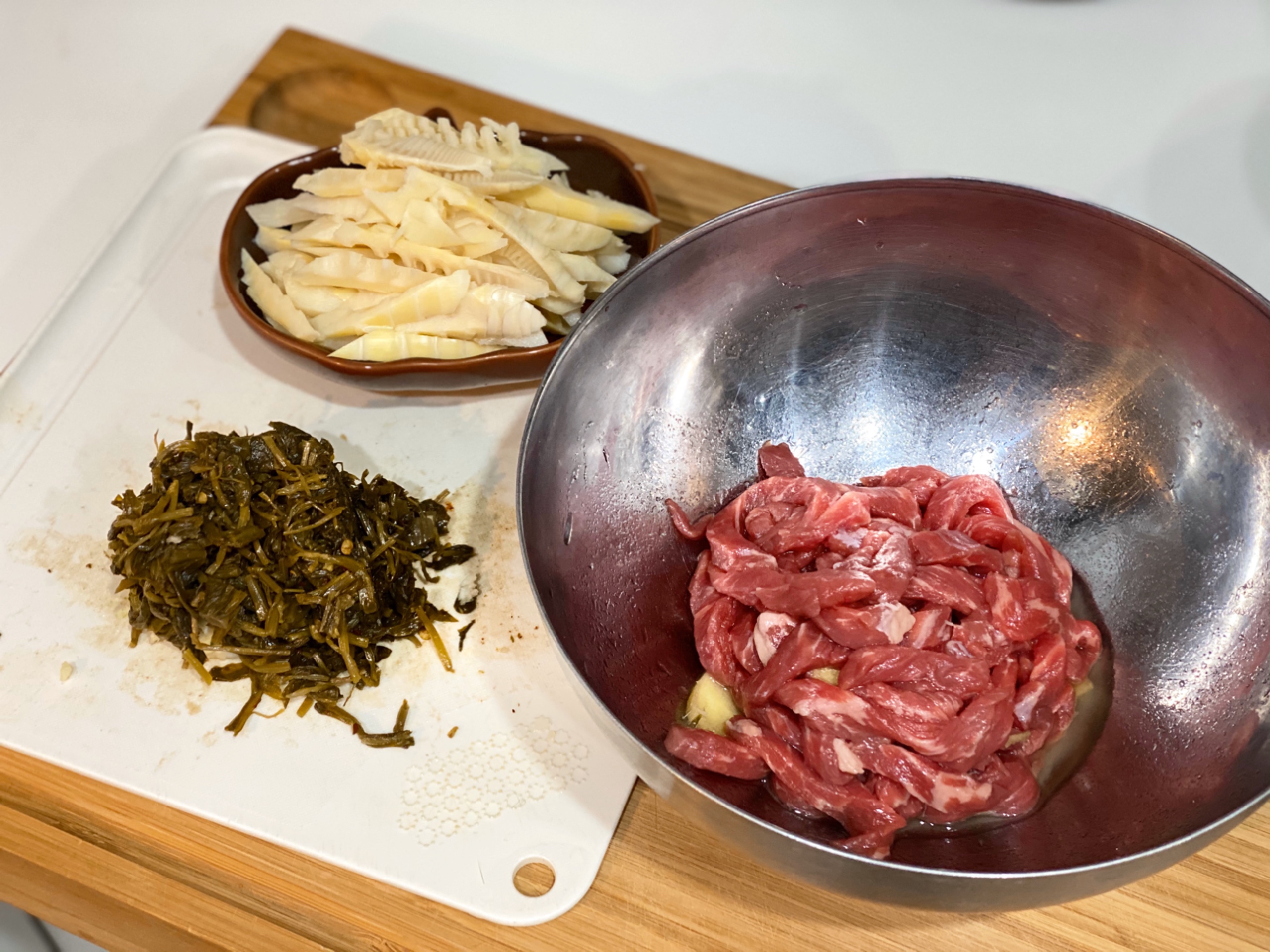 超下饭家常小炒｜酸菜笋丝炒牛肉｜不用淀粉腌也好吃的做法 步骤1
