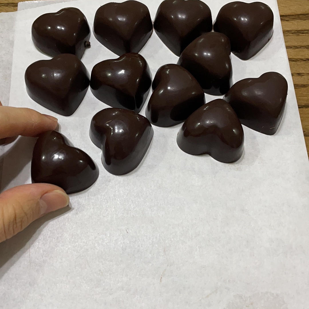 【自制无糖（纯天然代糖）巧克力系列】（之一）适合零基础的人能够看懂黑巧克力从原料到成型的全过程。告诉你自由调配各种黑巧的配方比例；附有65幅图片及视频讲解。