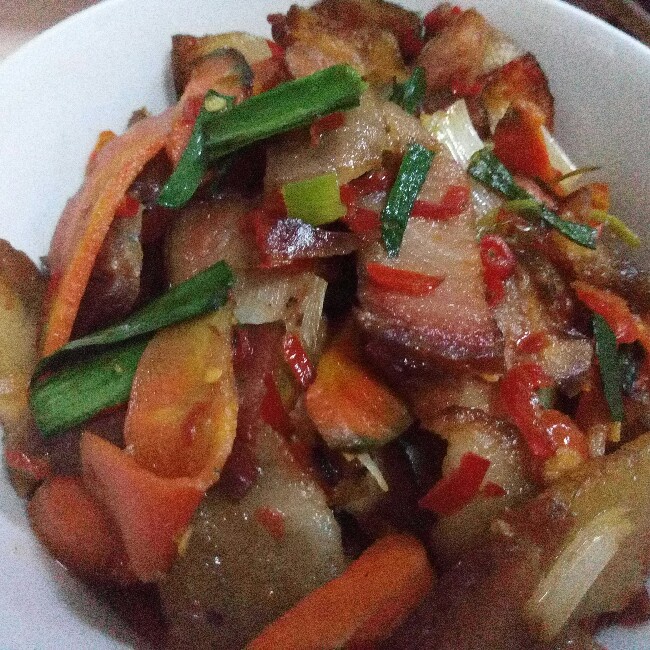 胡萝卜蒜苗炒腊肉