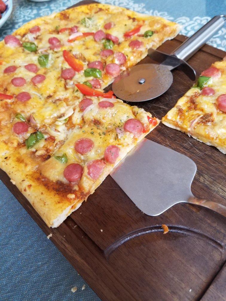 番茄芝士薄底披萨