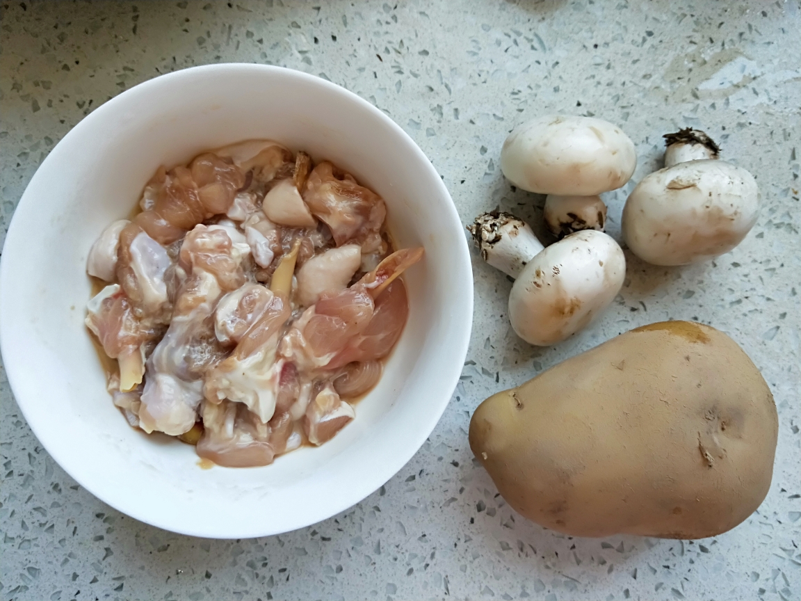 白蘑菇土豆焖鸡腿(无盐美食，特别适合老人小孩)的做法 步骤1