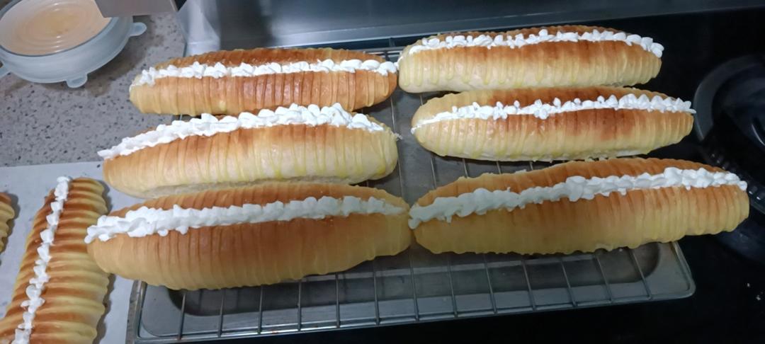 鲜奶油毛毛虫面包