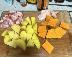 土豆南瓜胡萝卜炖肉的做法 步骤1