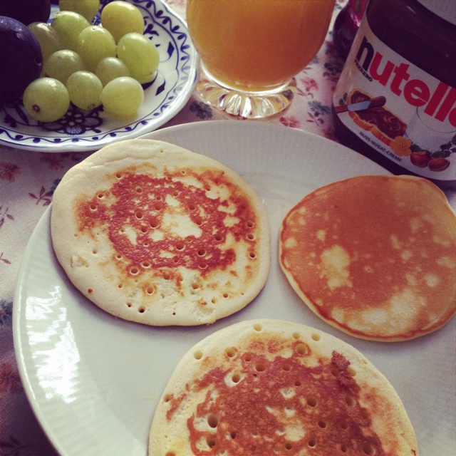 【酸奶松饼yogurt pancake】，搭上黑莓果酱和枫糖的美味。