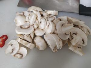 蘑菇毛豆米的做法 步骤5