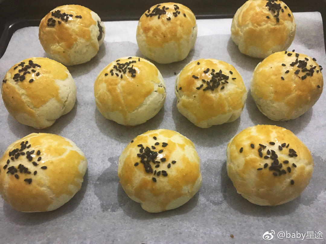 酥到掉渣的美味蛋黄酥
