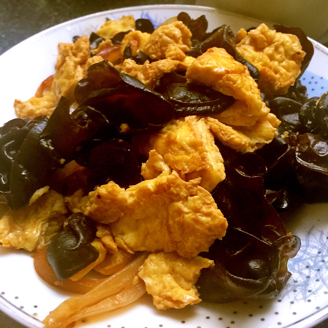 木耳炒鸡蛋 Wood ear Mushrooms with Egg