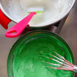 椰浆斑斓蛋糕卷的做法 步骤5